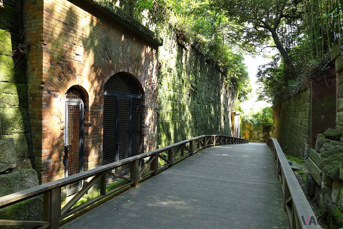 〝兵舎・弾薬庫〟の中に入ることも可能
