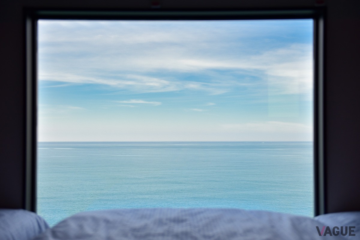 朝、目覚めると海と空の青のみ