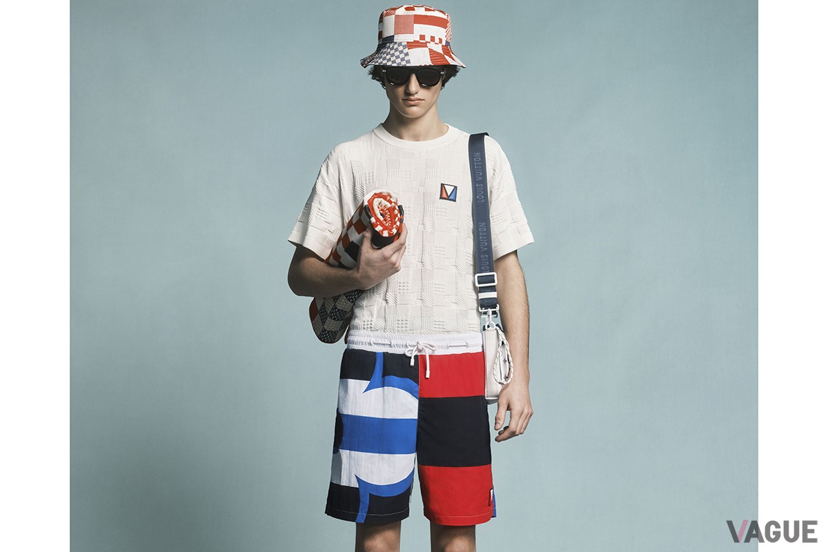 「ダミエジャカードショートスリーブコットンクルーネック」と「プリントグラフィックスウィムショーツ」