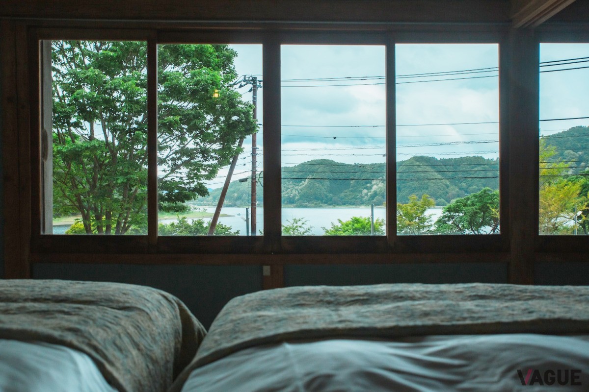 寝室の大きな窓からは湖畔を見渡すことができる