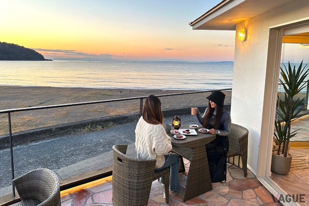 夕陽を眺めながらの贅沢なアフタヌーンティータイム