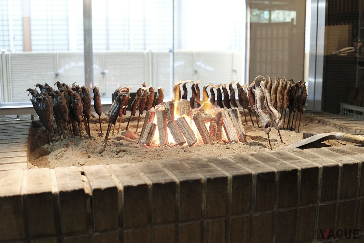 ヤマメの塩焼きなど地元ならではの食材に舌鼓