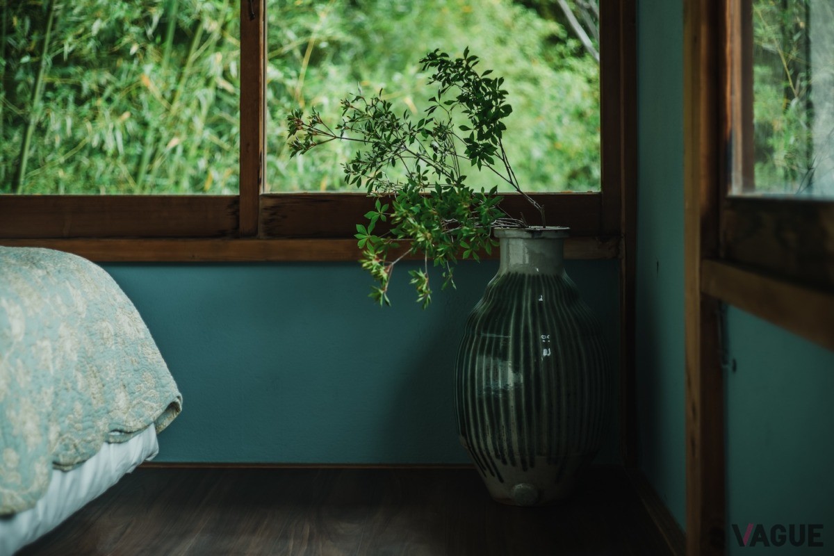 季節に合わせて花瓶のお花を入れ替えてゲストを出迎え