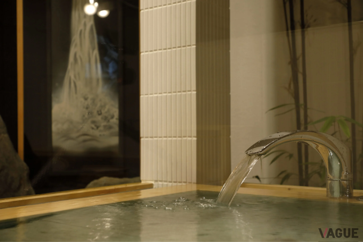 湯船でリラックスしながら日本の自然美を楽しむことができる