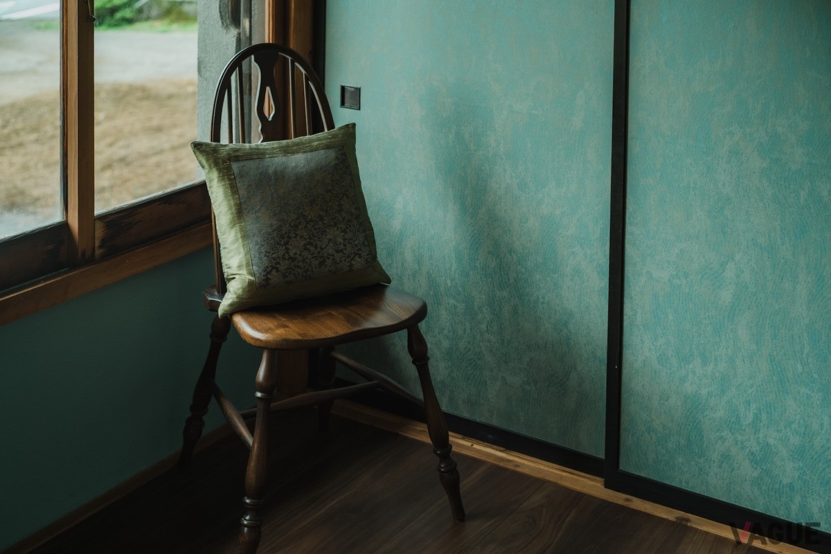 和洋のマリアージュを意識したモダンな家具を配置