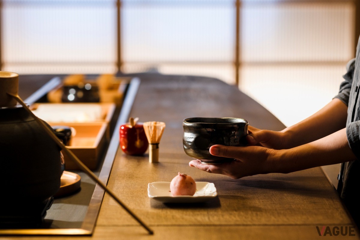 本格的な茶器で抹茶たて