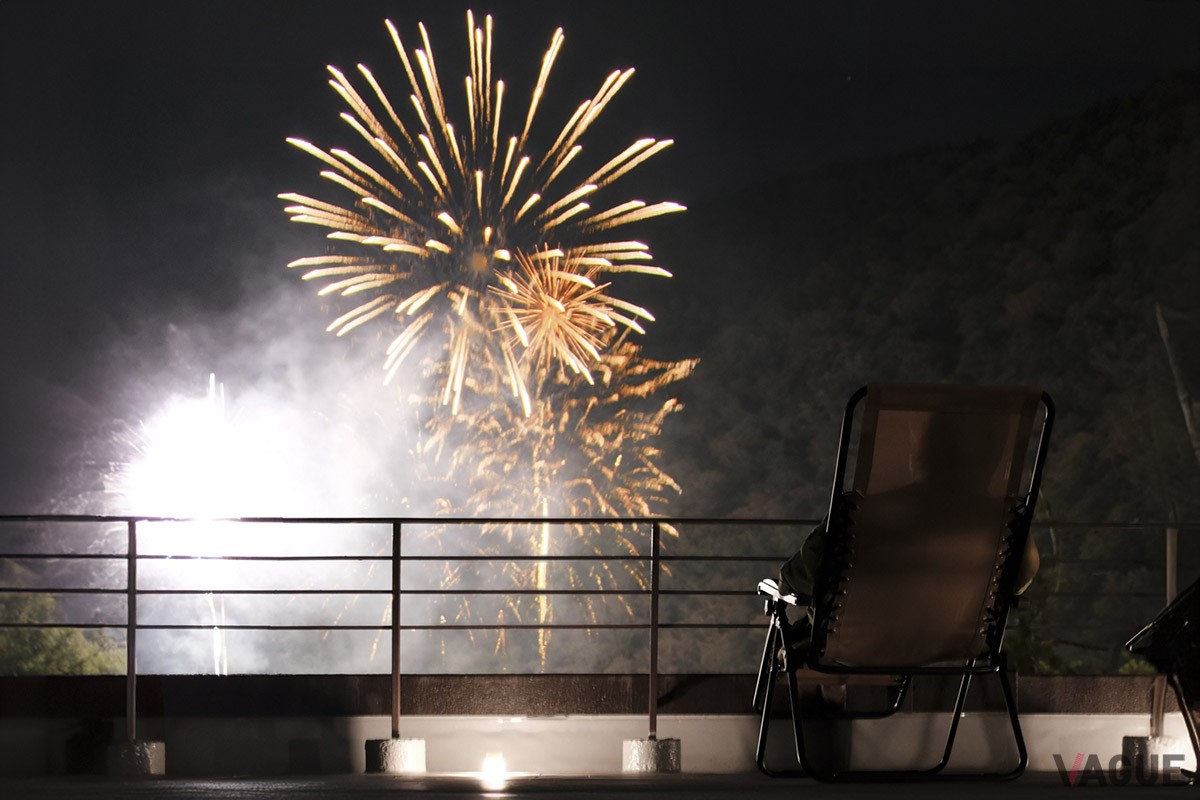 オプション料金で楽しめる花火の打ち上げ。屋上を貸し切って贅沢に楽しめる