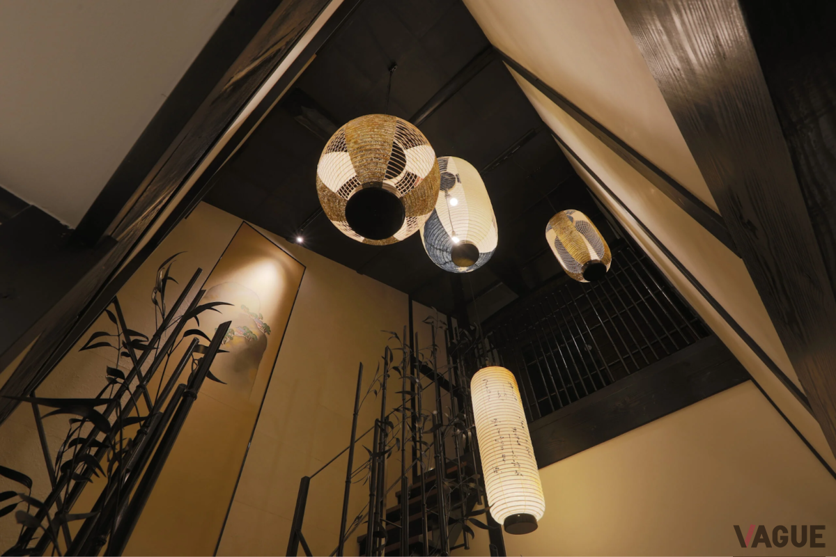 階段には竹のオブジェと石畳