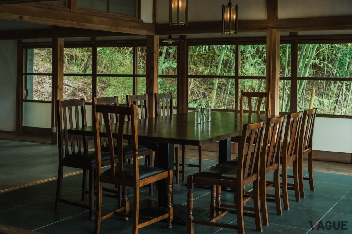 1階には大人数でも利用できるダイニングテーブルを配置