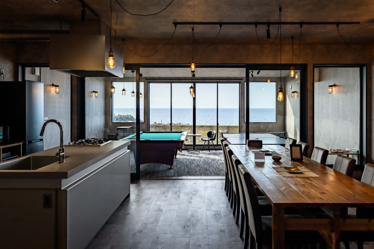 シックでモダンな雰囲気の広々LDK