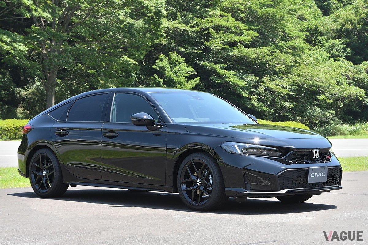 引き締まった黒いボディが精悍な印象を与えるホンダ「シビック」のスポーティグレード「シビックRS」