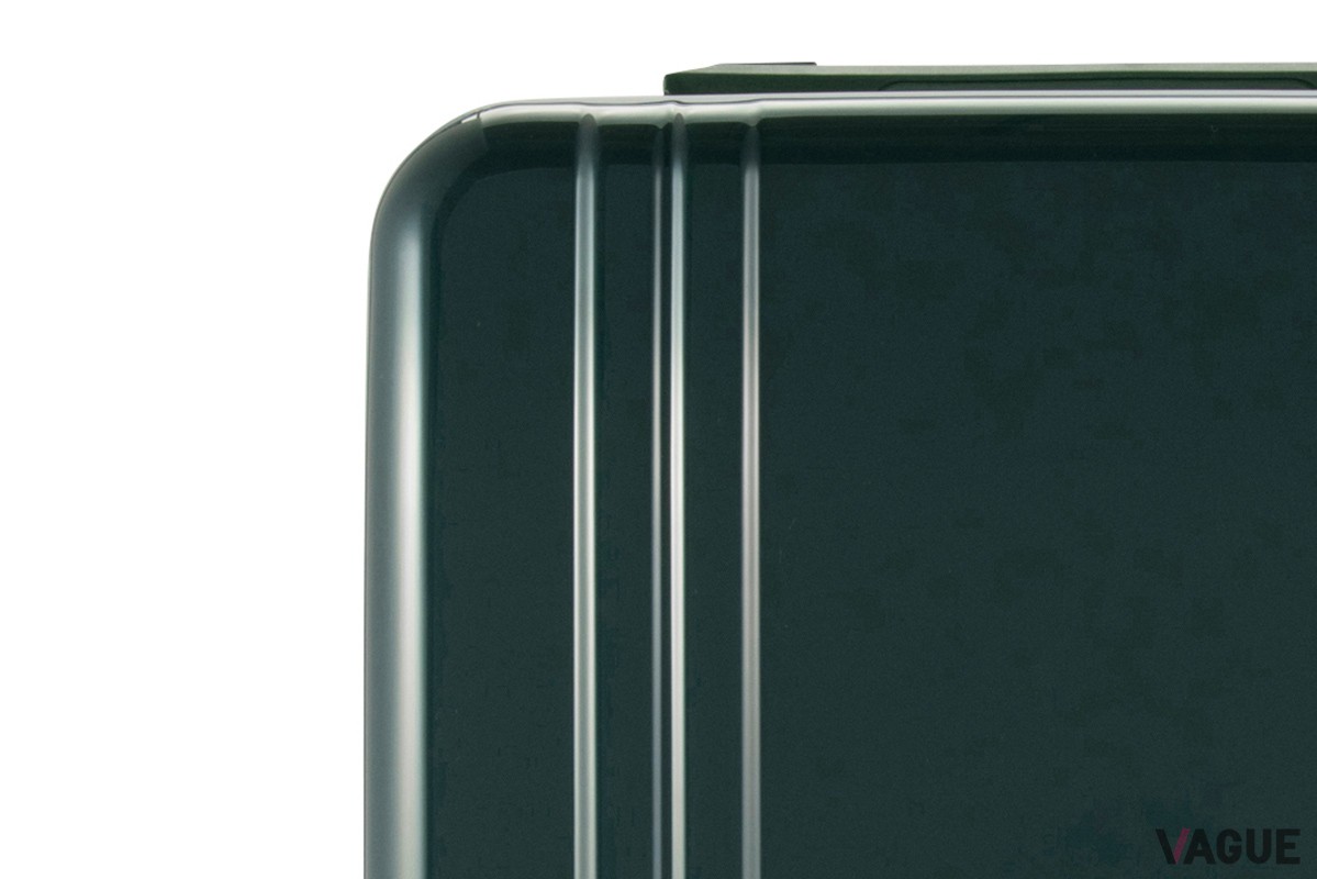 ゼロハリバートンのポリカーボネート製ラゲージ「Classic Lightweight 4.0」シリーズに新色“レーシンググリーン”が登場