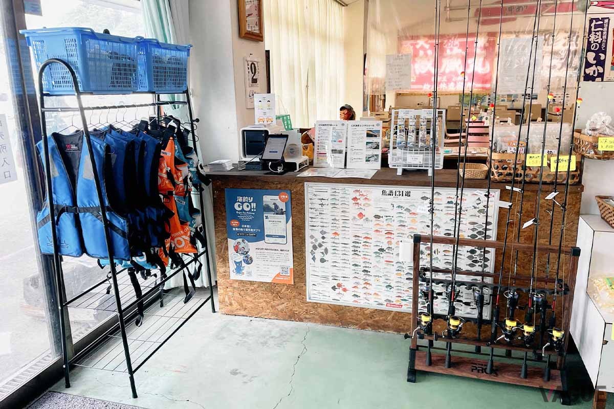 仁科漁港の漁協水産物直売所に設置された受付端末「UMIGOターミナル」。スマホシステムと連動しているので釣り人の数はオーバーしない仕組み。レンタルタックルもここで借りられます（近所に釣具店「まつや釣具店」もあり）