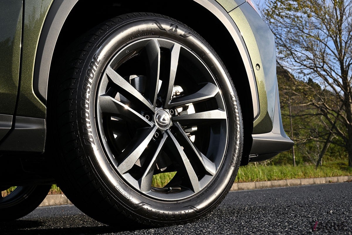 適度なボディサイズながら使いやすいラゲッジスペースを有しており、快適なゴルフ旅を楽しめるレクサス「NX」