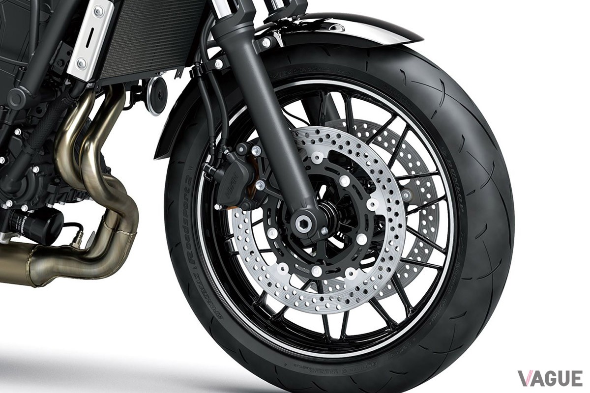 カワサキの人気ネイキッド「Z650RS」の2025年モデルは、エボニーの“グリーン／ブラック”と“ブラック／ゴールドストライプ”の2色を設定