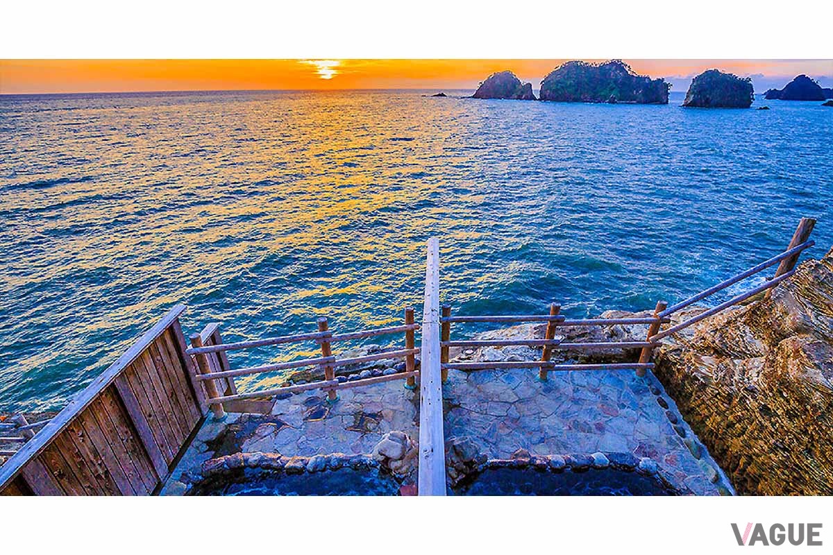 仁科漁港から歩いてすぐの「沢田公園露天風呂」は、駿河湾を見下ろせる高台の露天風呂