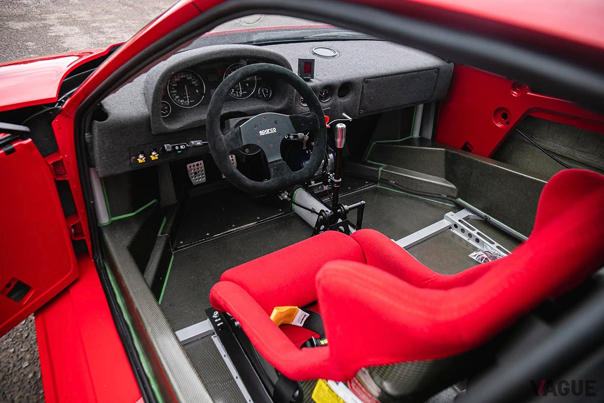コックピットには運転席のバケットシートのみが備わる（C）Iconic Auctioneers