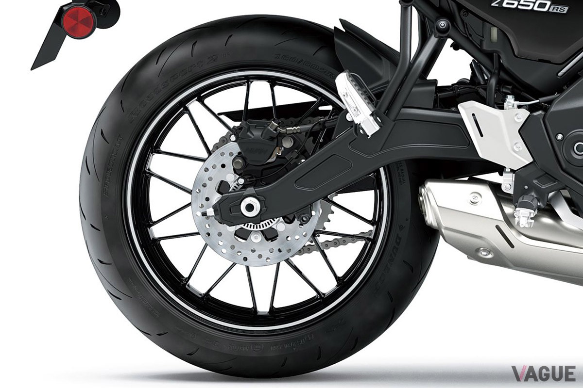 カワサキの人気ネイキッド「Z650RS」の2025年モデルは、エボニーの“グリーン／ブラック”と“ブラック／ゴールドストライプ”の2色を設定