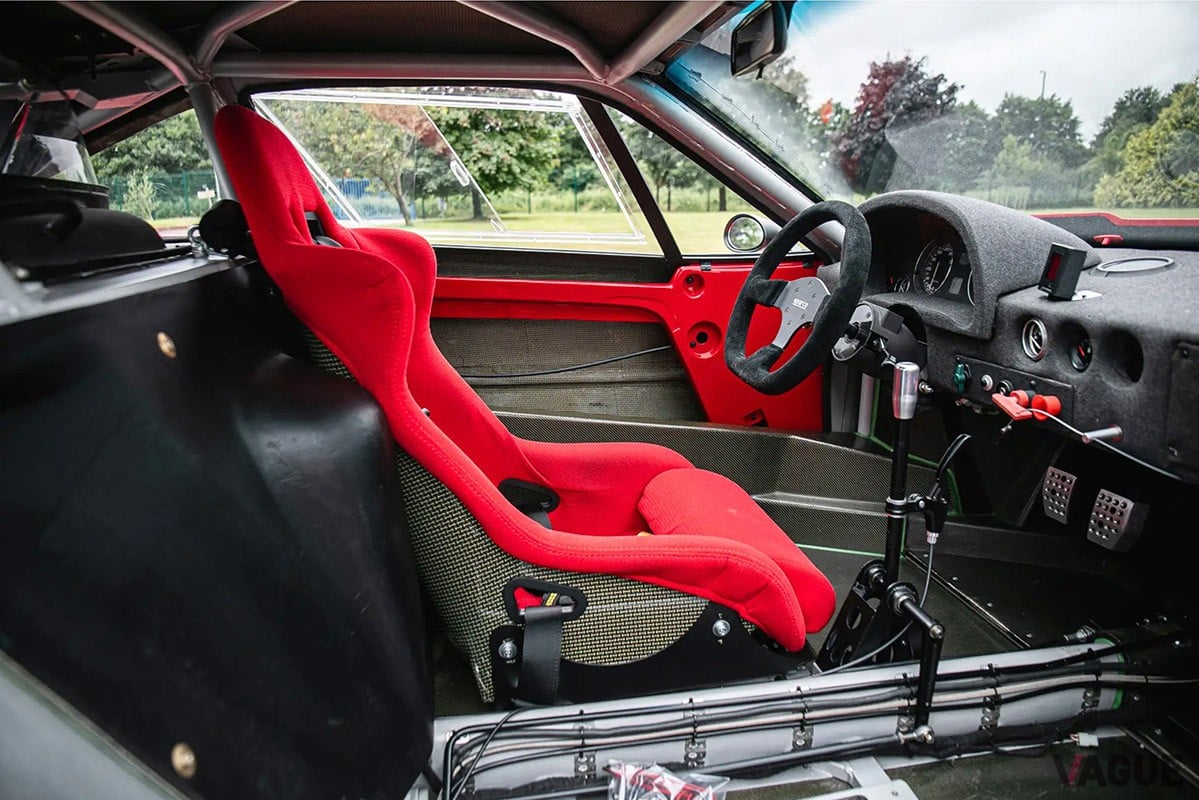 コックピットには運転席のバケットシートのみが備わる（C）Iconic Auctioneers