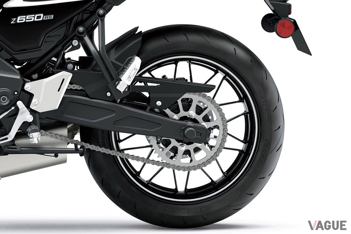 カワサキの人気ネイキッド「Z650RS」の2025年モデルは、エボニーの“グリーン／ブラック”と“ブラック／ゴールドストライプ”の2色を設定