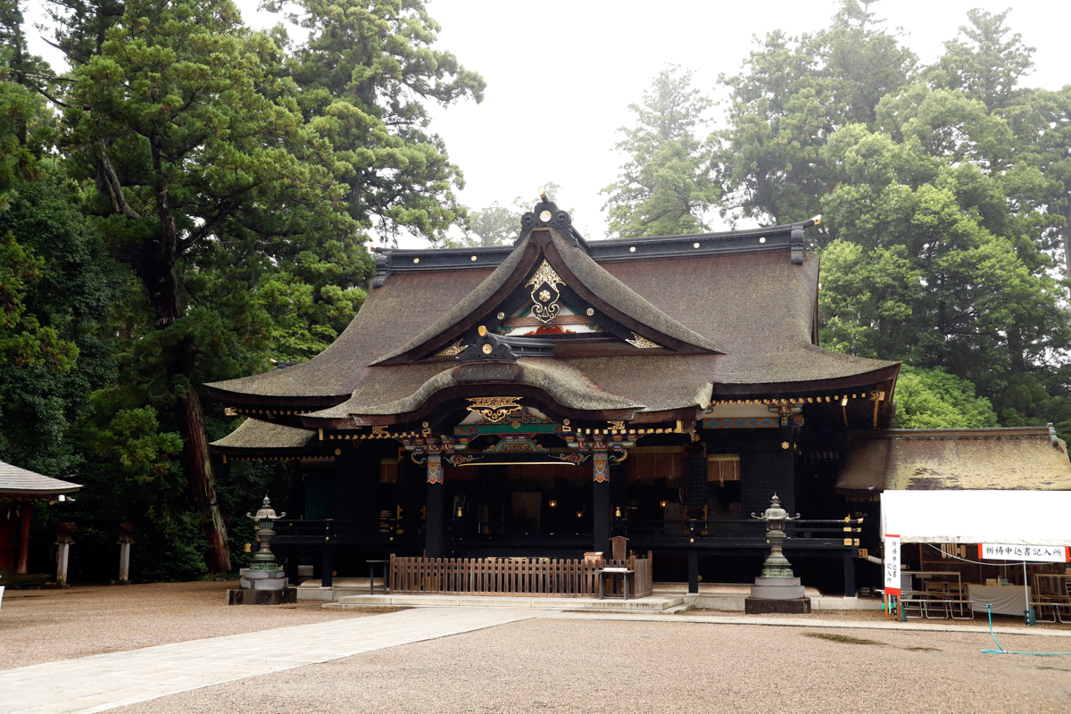 拝殿の奥には元禄13（1700）年に江戸幕府によって造成された檜皮（ひわだ）ぶきの本殿が鎮座