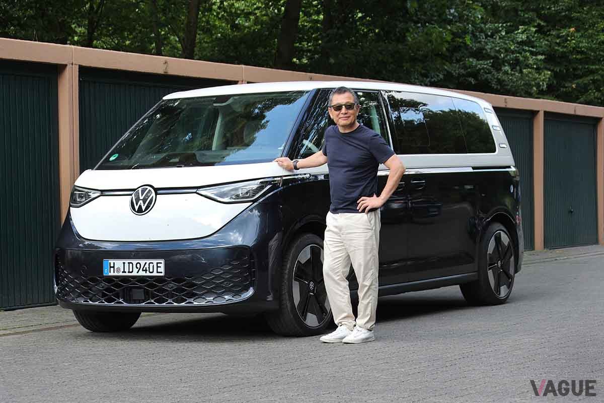 VWの電気自動車ミニバン「ID.バズ」プロと筆者の大谷達也氏