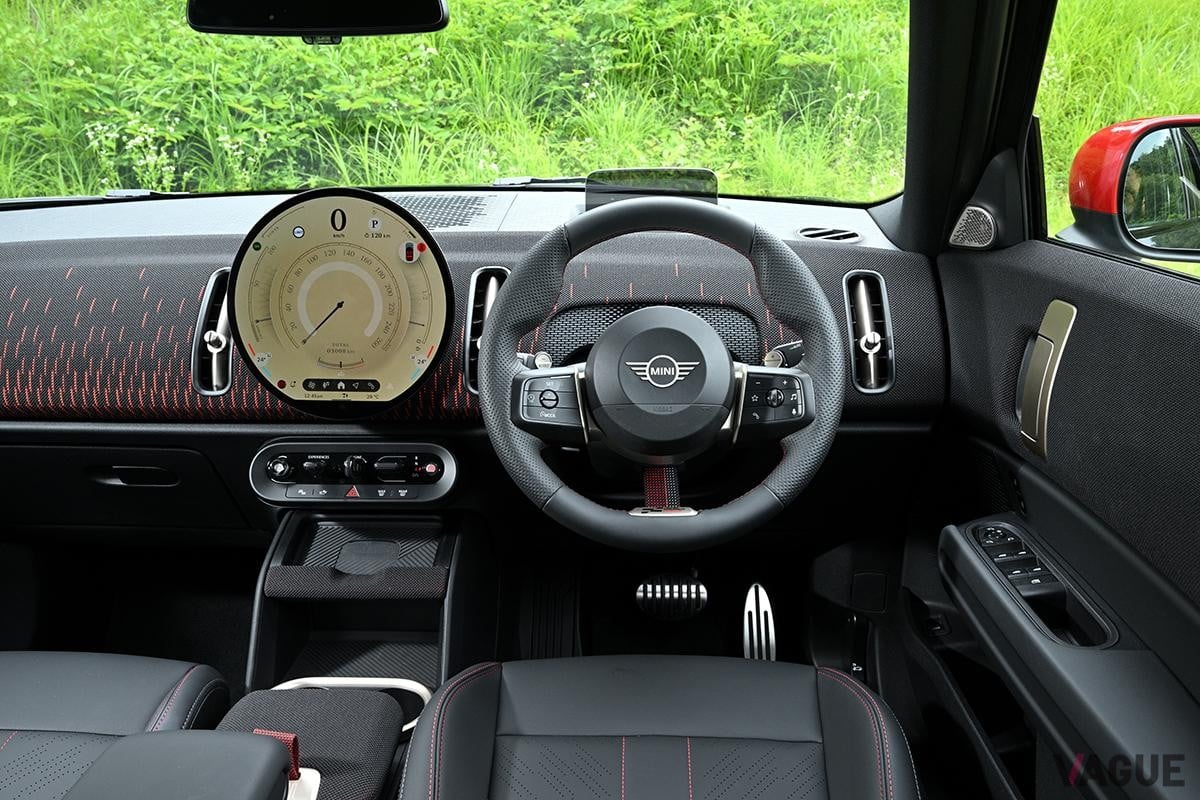 新型「ミニ・カントリーマンJCW」のインテリア