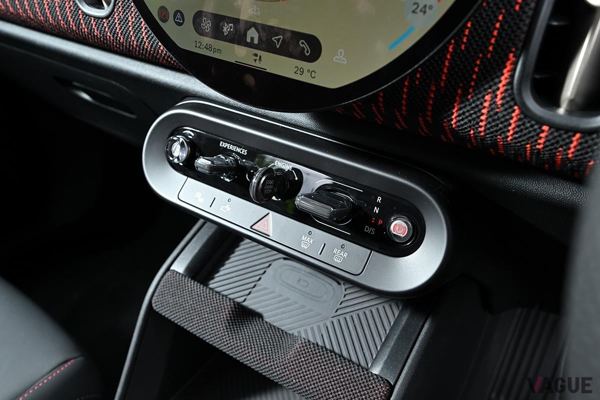 新型「ミニ・カントリーマン ジョン・クーパー・ワークス（JCW）」のインテリア