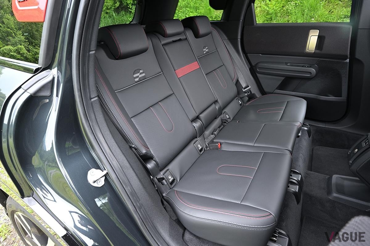 新型「ミニ・カントリーマン ジョン・クーパー・ワークス（JCW）」のインテリア