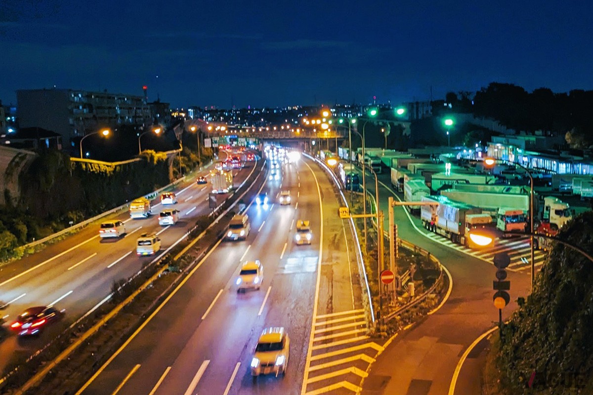 現在は、午前0時から午前4時までに高速道路を走行するETC車について、通行料金の3割引が適用される「ETC深夜割引」だが、2025年3月末に見直しされる予定だ