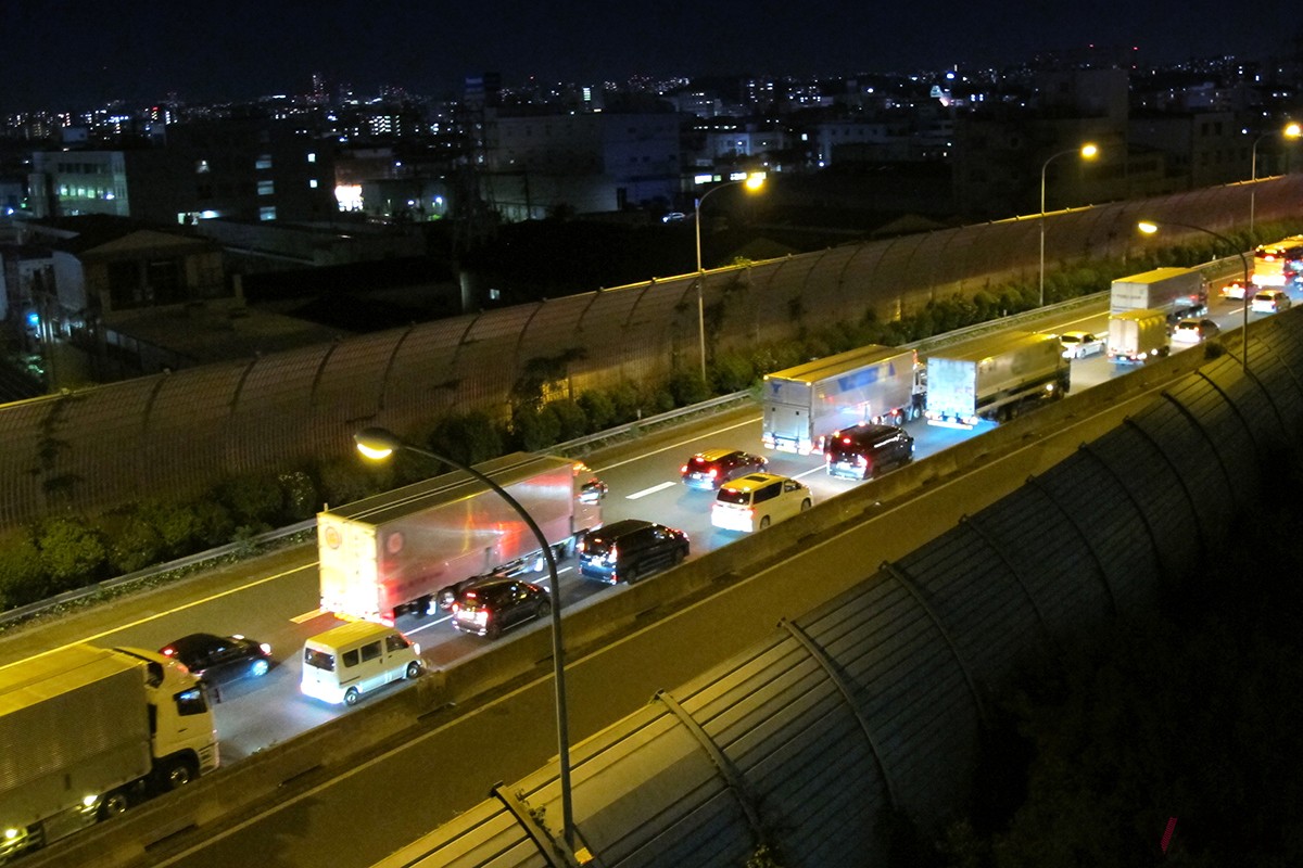 現在は、午前0時から午前4時までに高速道路を走行するETC車について、通行料金の3割引が適用される「ETC深夜割引」だが、2025年3月末に見直しされる予定だ