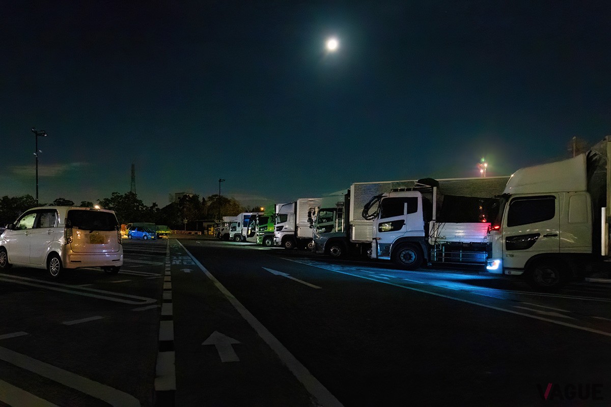 現在は、午前0時から午前4時までに高速道路を走行するETC車について、通行料金の3割引が適用される「ETC深夜割引」だが、2025年3月末に見直しされる予定だ