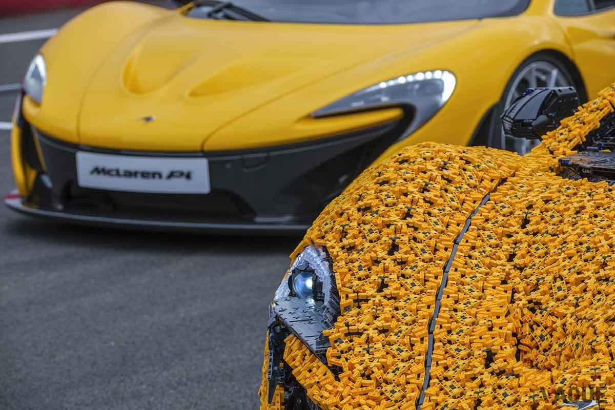 レゴで制作されたマクラーレン「P1」（手前）。シルバーストーン・サーキットを実際に走行した