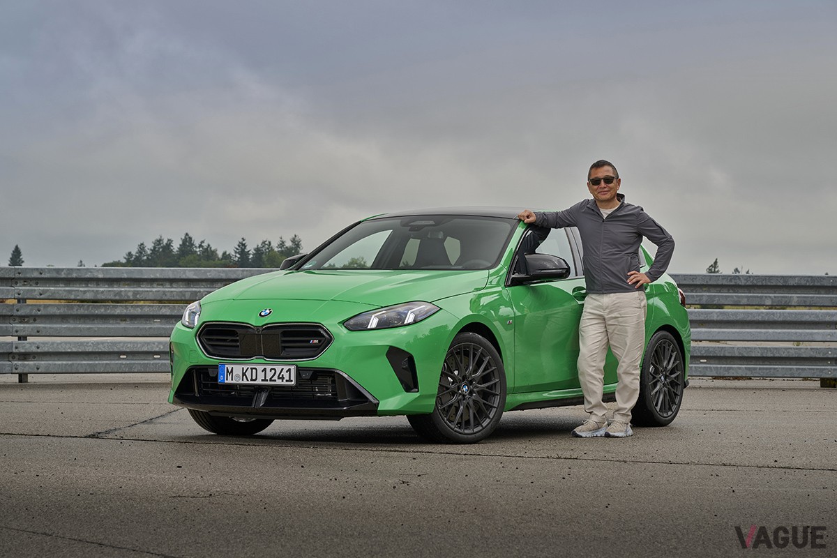 BMW新型「M135 xDrive」と筆者の大谷達也氏
