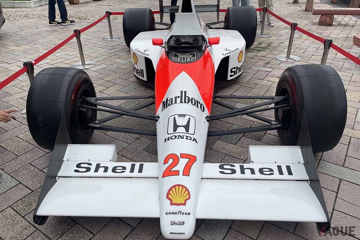 えっ、…セナのF1マシン!?」“道の駅”に1990年のチャンピオンカー マクラーレンホンダ「MP4／5B」が降臨 | VAGUE(ヴァーグ)