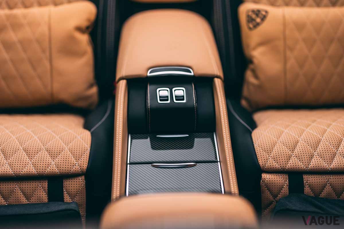 オークションに登場した2018年製「メルセデス・マイバッハG650ランドレー」のインテリアStephan Bauer ©2024 Courtesy of RM Sotheby's