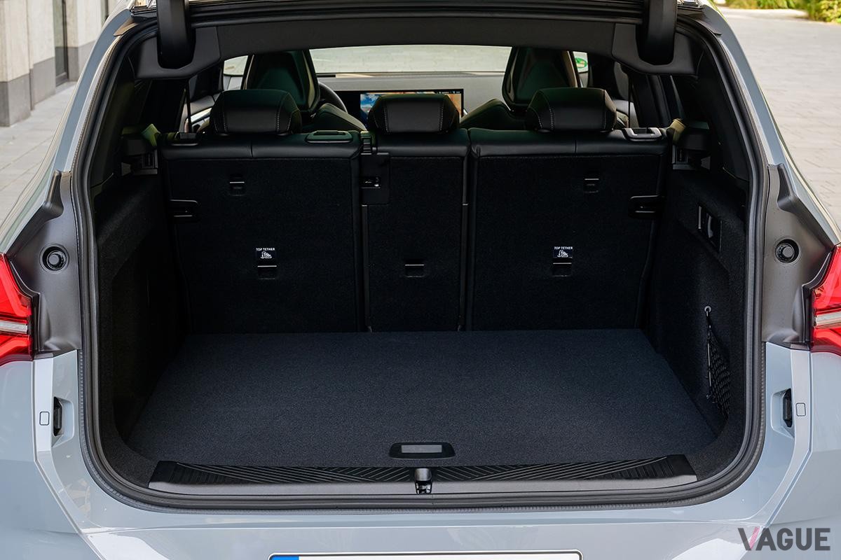BMW新型「X3 20 xDrive」の荷室