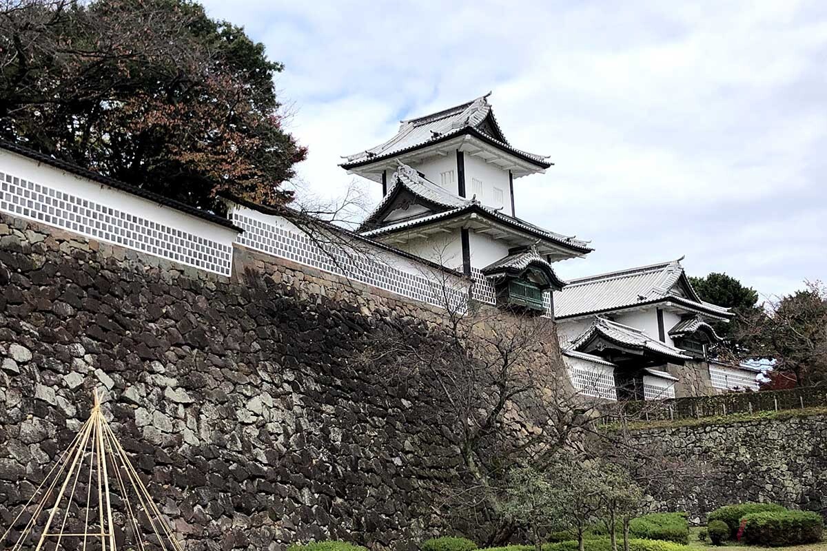 金沢城。「トクだ値スペシャル21」なら東京‐金沢間の新幹線が50％オフになる