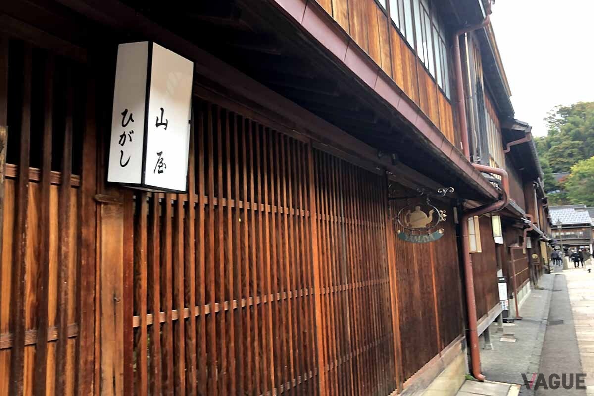 金沢・ひがし茶屋街。「トクだ値スペシャル21」なら東京‐金沢間の新幹線が50％オフになる