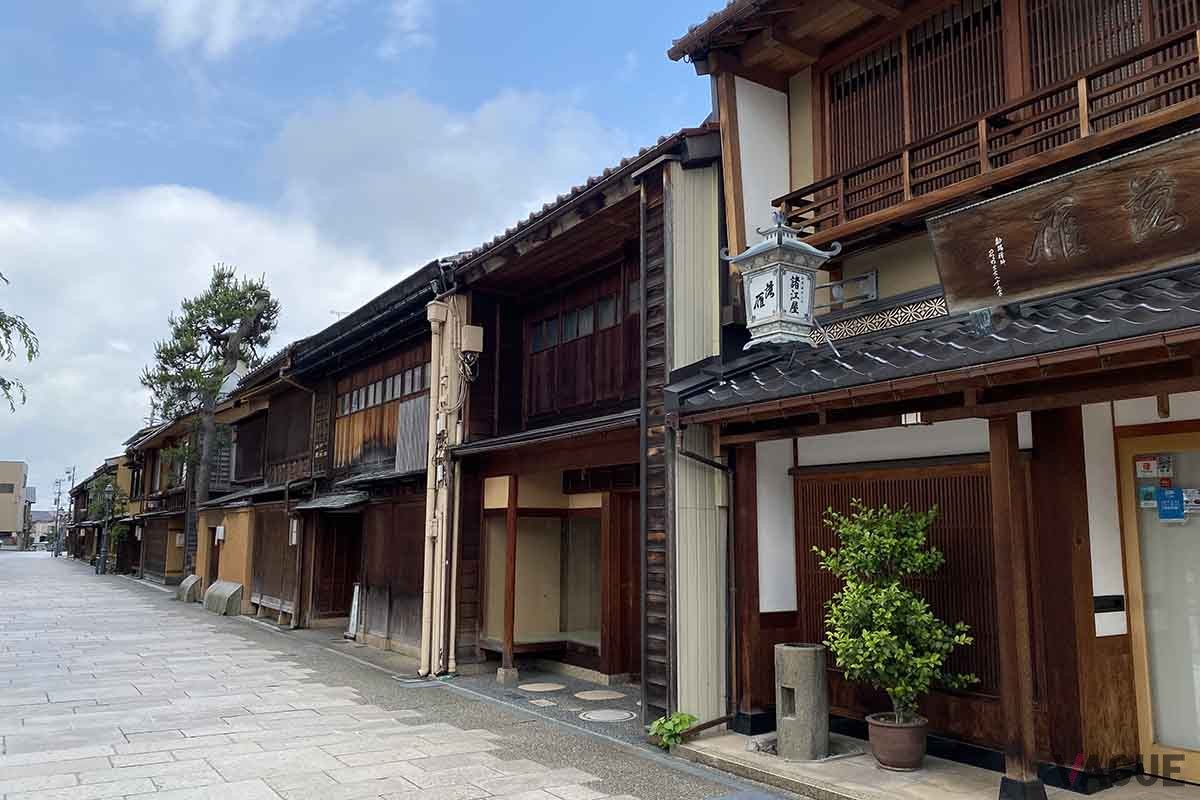 金沢・ひがし茶屋街。「トクだ値スペシャル21」なら東京‐金沢間の新幹線が50％オフになる