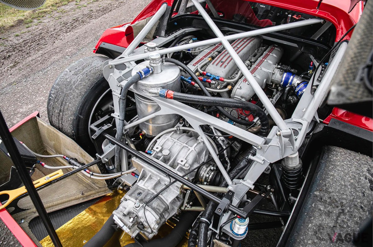 「F40」にはV8ツインターボユニットが搭載されているが、こちらは自然吸気式のV12エンジンを搭載（C）Iconic Auctioneers