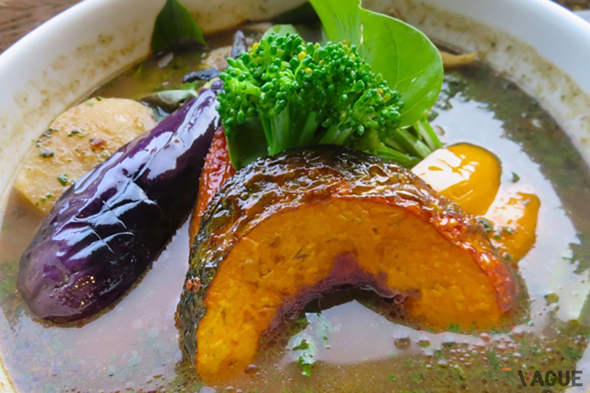 ごろごろ野菜が人気のスープカレーも日本独自