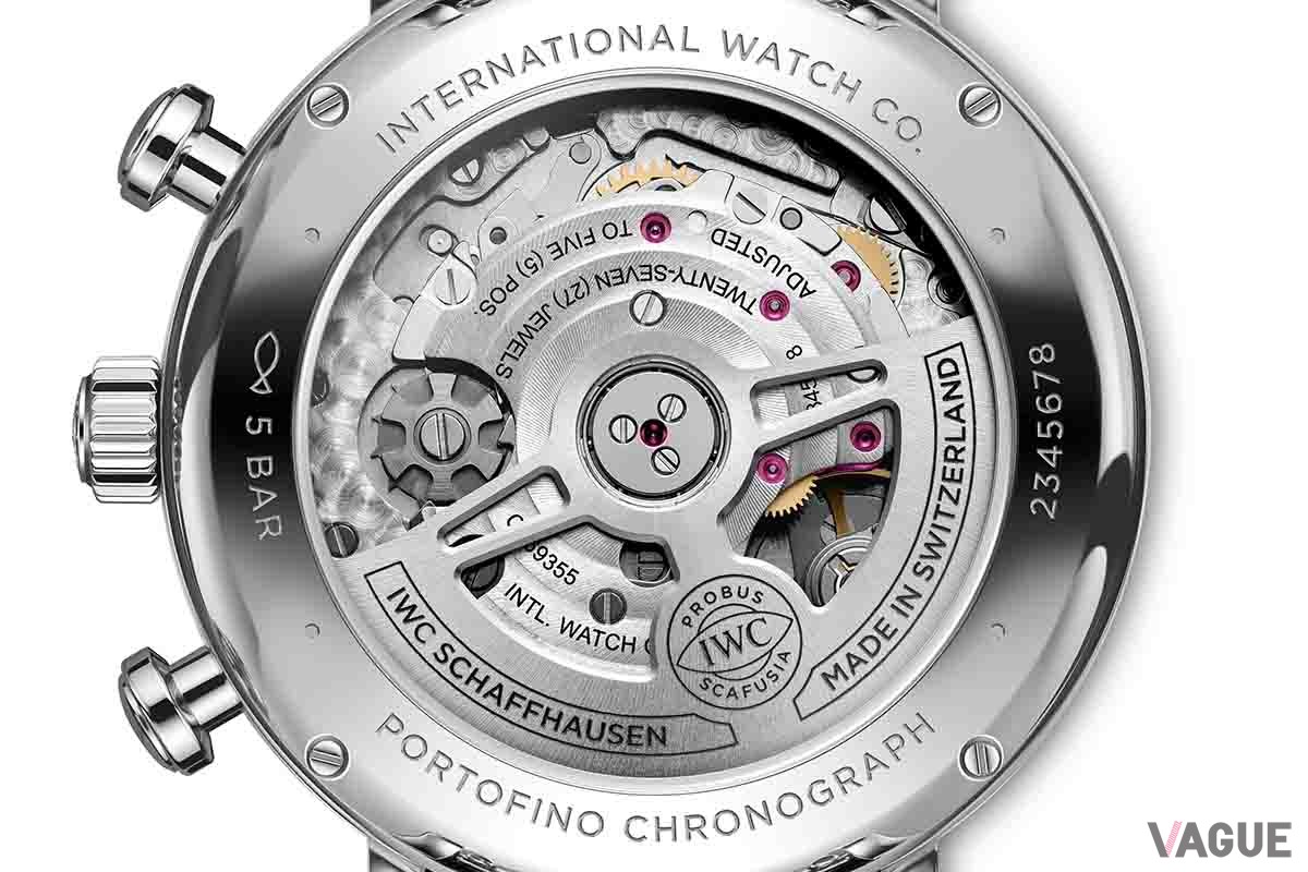 サファイアガラス越しに姿を見せる自社製キャリバー69355。コートドジュネーブの華麗な装飾を目で見て楽しむことができる