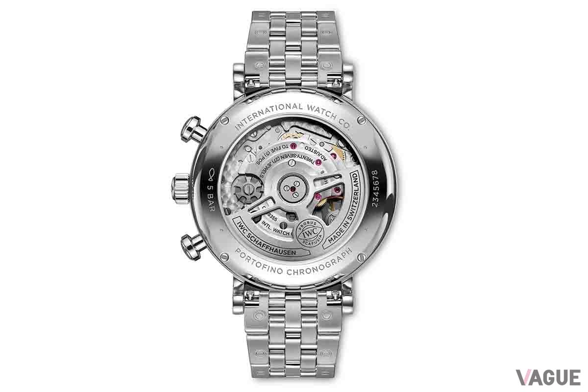 サファイアガラス越しに姿を見せる自社製キャリバー69355。コートドジュネーブの華麗な装飾を目で見て楽しむことができる