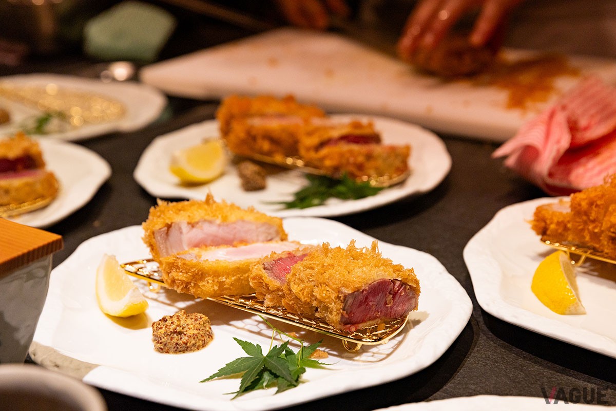 牛カツにマスタードとレモン。肉の甘みをより引き立たせる組み合わせに