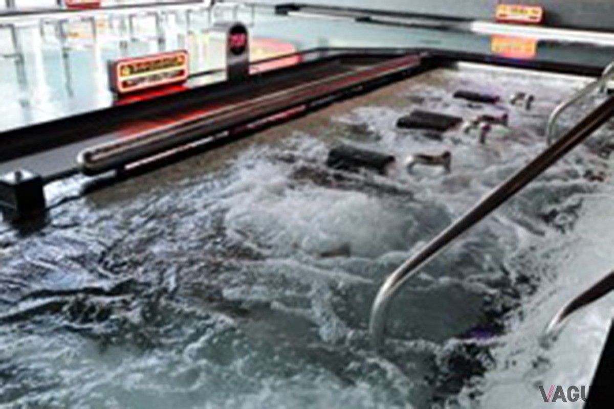 地下1,300mより湧き出る天然温泉と屋外温浴バルコニー、3つのサウナ＆3つの水風呂、2つのタイプの異なる岩盤浴がある