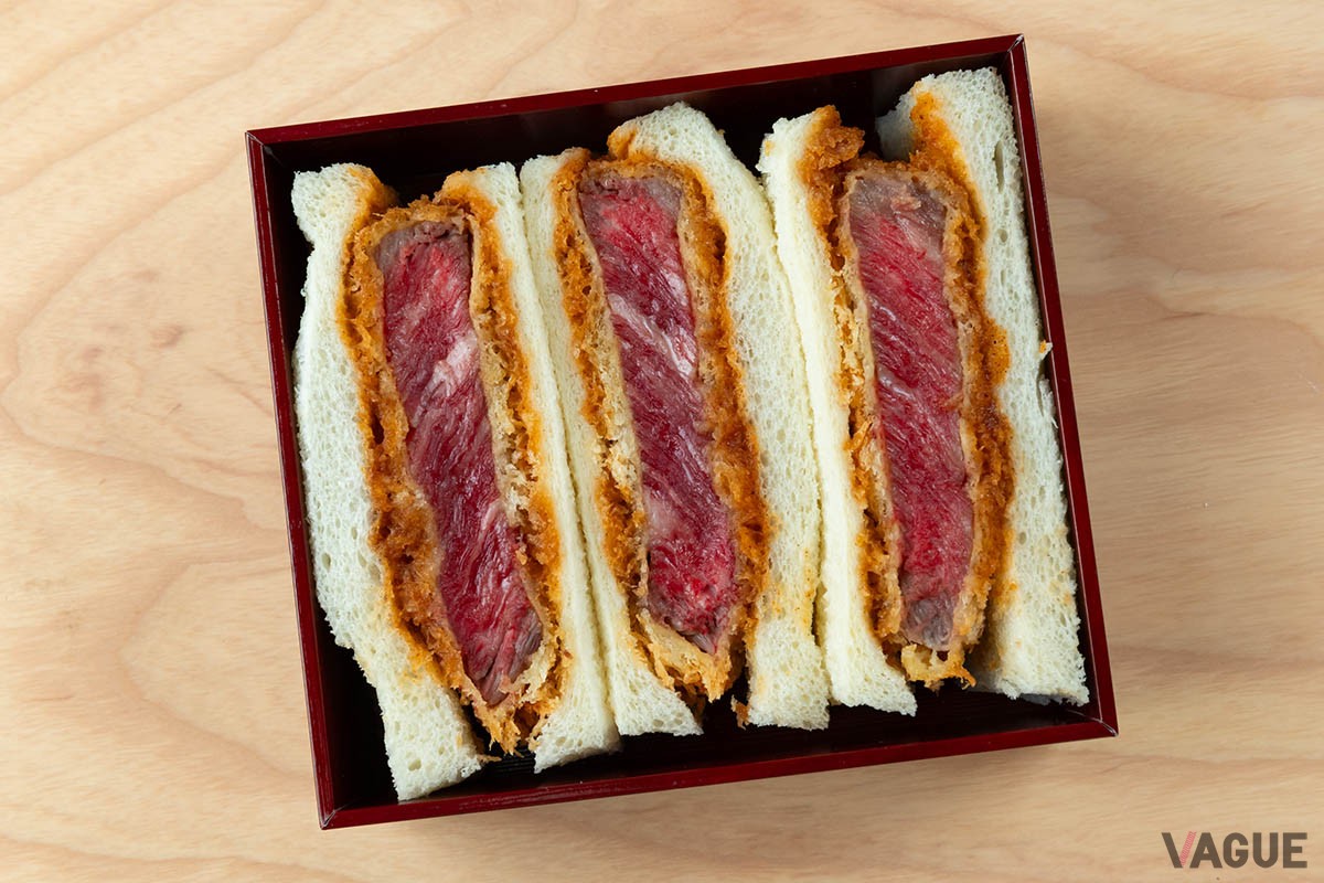 テイクアウトの宮崎牛ロースかつカツサンド。鮮やかな赤！