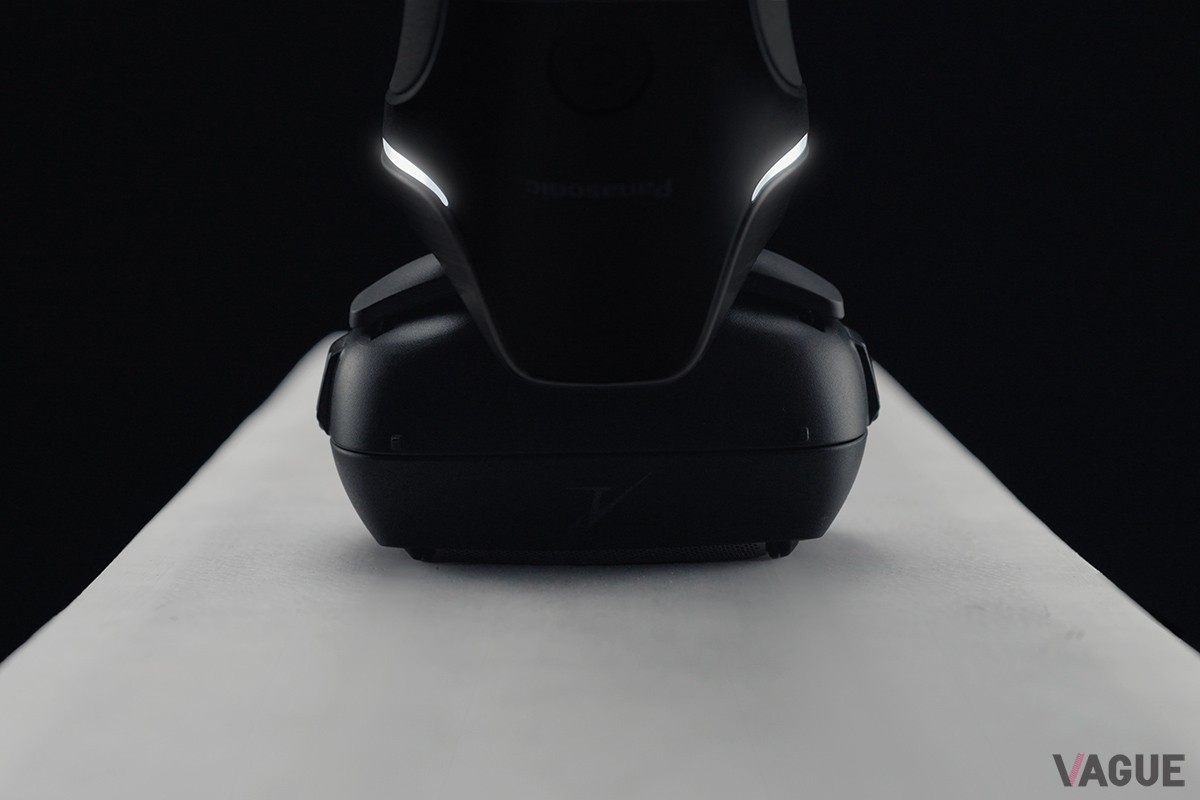 太く濃いヒゲを検知するとパワフルなシェービングを行うBOOSTモードに切り替わり、LEDの光もオレンジ色に変化する