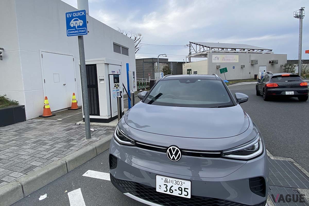 VWのEV「ID.4」の充電シーン