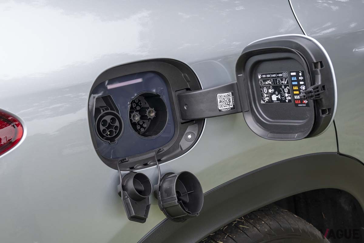 メルセデス・ベンツの新型EV「EQE SUV」の充電リッド